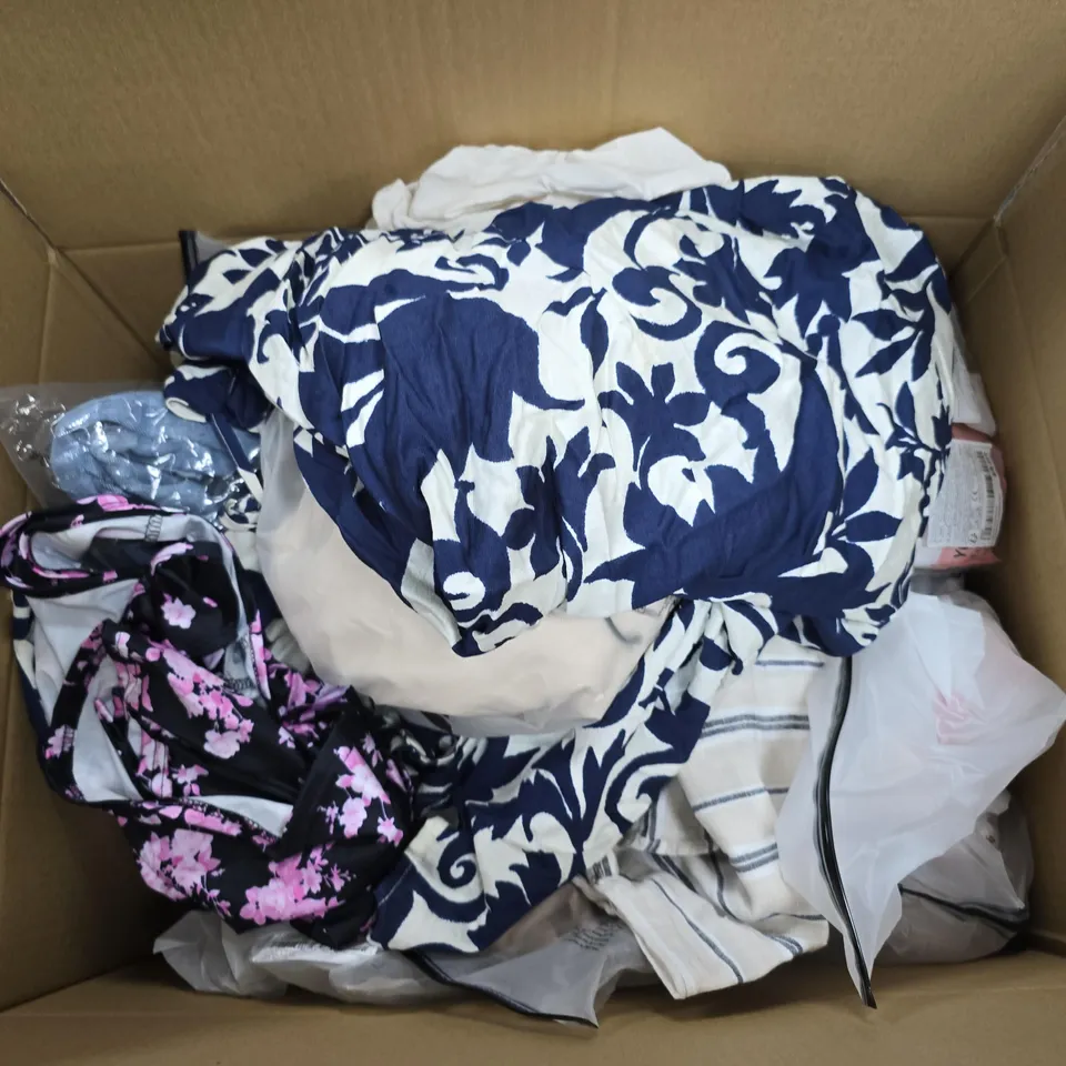 LARGE BOX OF APPROX 25 ASSORTED CLOTHING ITEMS 