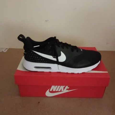 BOXED PAIR OF NIKE AIR MAX TAVAS TRAINERS IN BLACK - UK 9.5