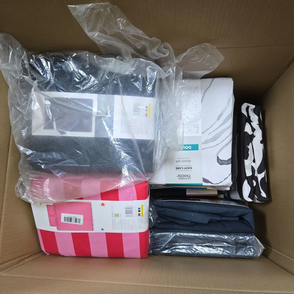BOX OF APPROXIMATELY 10 ASSORTED BEDDING ITEMS IN VARIOUS STYLES, SIZES, AND COLOURS TO INCLUDE DUVET SETS AND PILLOWCASES, ETC - COLLECTION ONLY