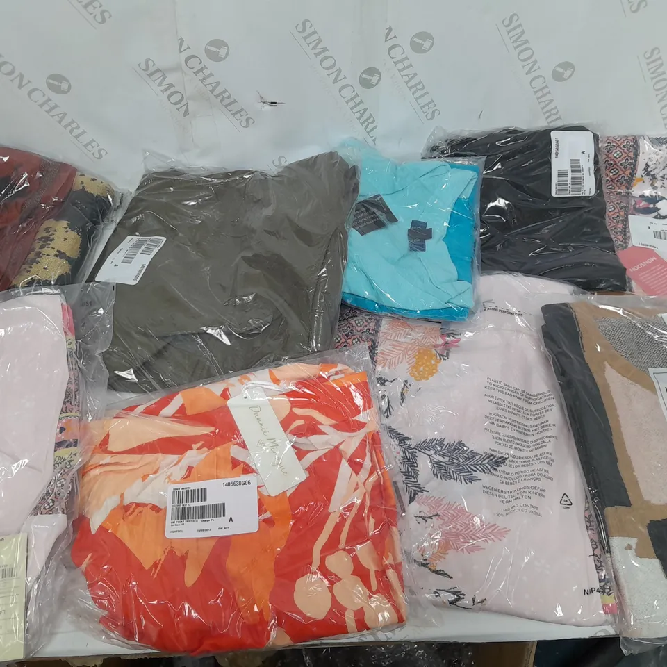 BOX OF APPROXIMATELY 20 VARIOUS CLOTHING ITEMS TO INCLUDE TOPS, DRESSES, AND PONCHOS ETC. 