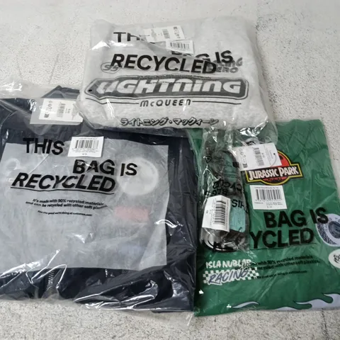 APPROXIMATELY 25 ASSORTED KIDS CLOTHING ITEMS IN VARIOUS SIZES, COLOURS & STYLES TO INCLUDE LICENSE DROP SHOULDER TEE, LICENSE RACE SUIT, SUNGLASSES, ETC 
