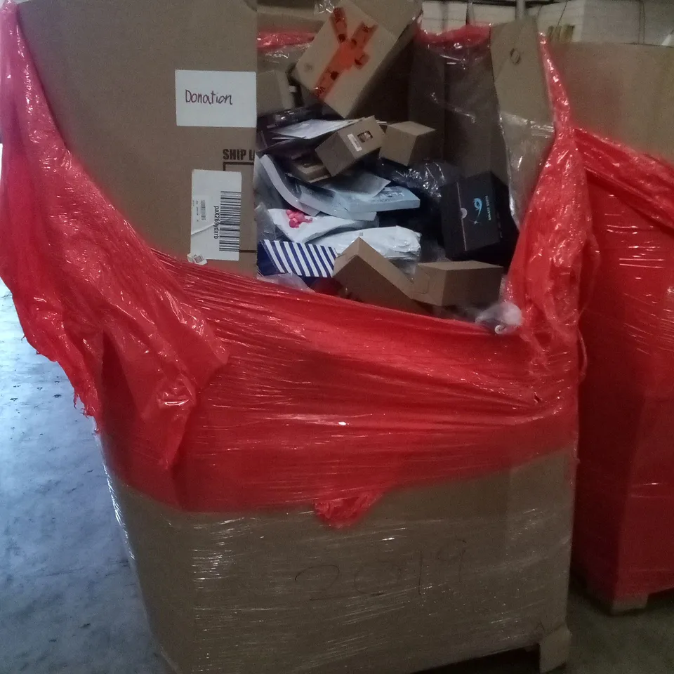 PALLET OF ASSORTED ITEMS INCLUDING GAMING DESK, BATHROOM MIRROR, SUITCASE, REMOTE NIGHT LIGHT PROJECTOR, TIE DYE BIRTHDAY PARTY KIT, OSCE REVISION BOOK 