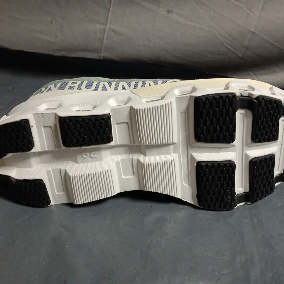 PAIR OF ON RUNNING GREY CLOUDRUNNER TRAINERS – SIZE UNSPECIFIED