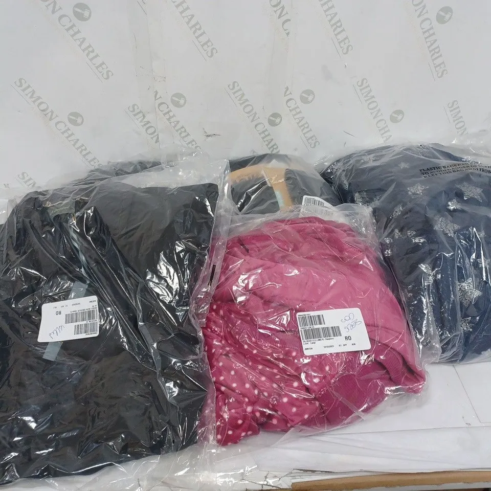 LARGE QUANTITY OF ASSORTED CLOTHING TO INCLUDE BLAZERS, JUMPERS, ONESIES, ETC