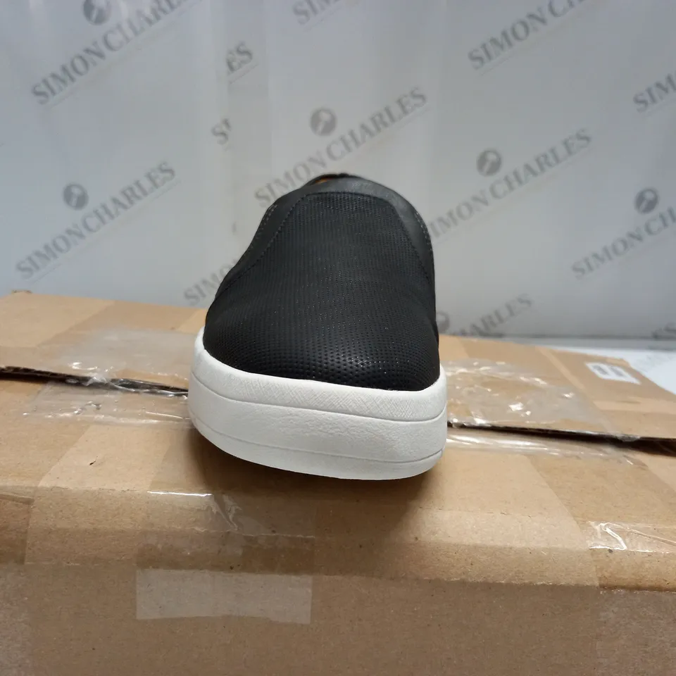 BOXED PAIR OF ROCKPORT NAVYA SLIP-ON SHOES UK 5