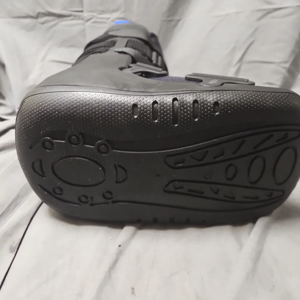 ORTHOBRACE FIXED FRACTURE BOOT – SHOE SIZE 3-5.5