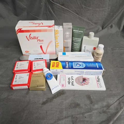 APPROXIMATELY 20 ASSORTED HEALTH & BEAUTY PRODUCTS TO INCLUDE - SKIN+ME SUNSCREEN - MANCAVE FACE SCRUB - GRUUM FACIAL MOISTURE BAR - ETC