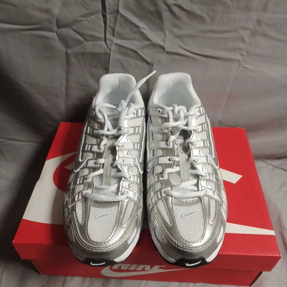 BOXED PAIR OF KIDS NIKE P-6000 TRAINERS - UK SIZE 4.5