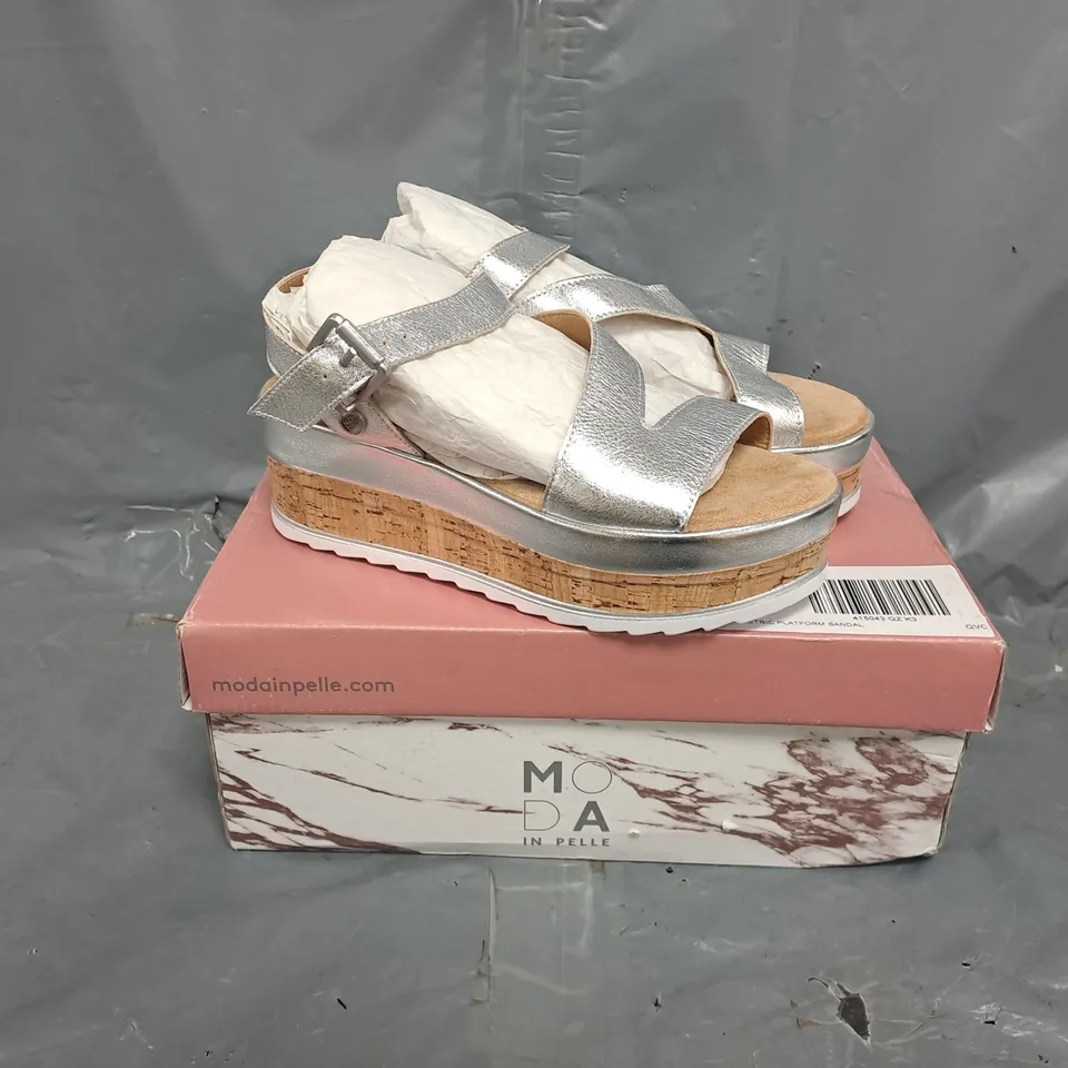 BOXED PAIR OF MODA IN PELLE PEPPER PLATFORM SANDALS IN SILVER COLOUR - SIZE 36