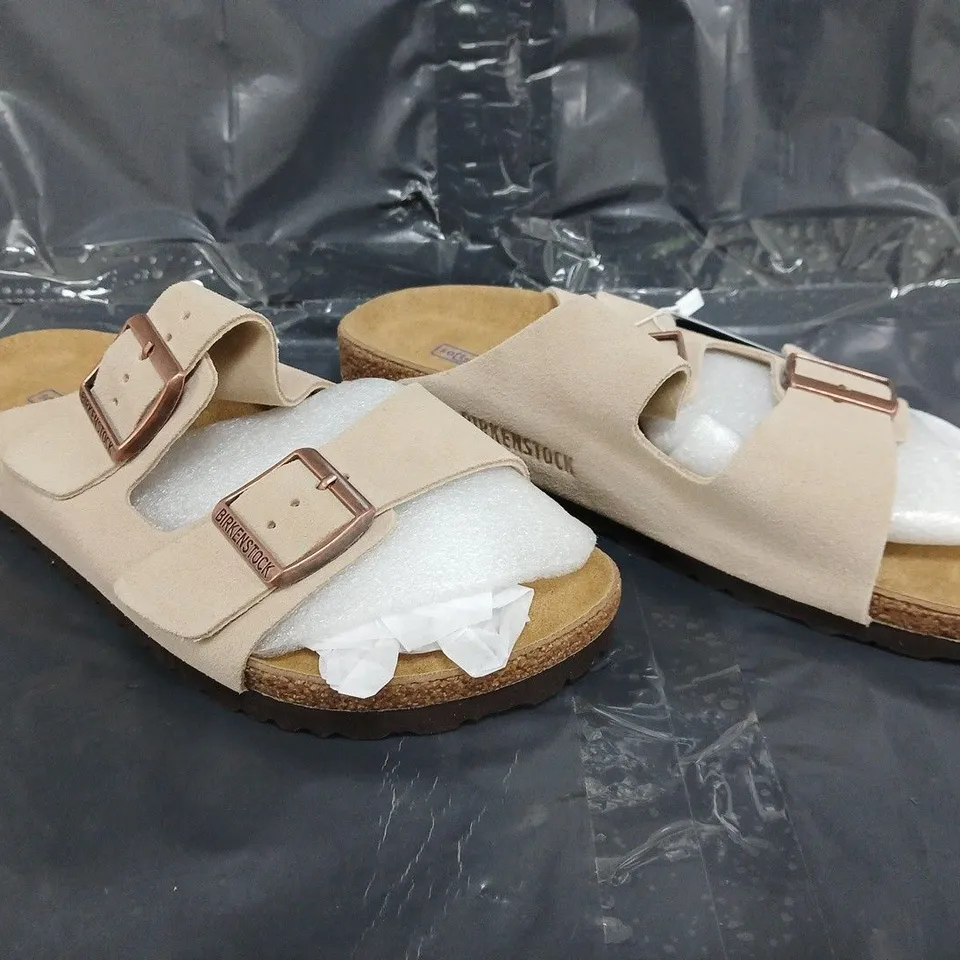 PAIR OF BIRKENSTOCK SANDALS IN BEIGE SIZE EU 39