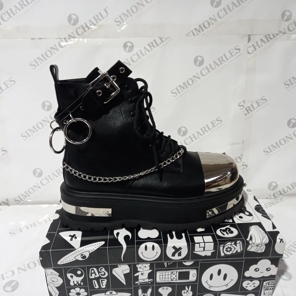BRAND NEW BOXED PAIR OF KOI VEGAN BORIN MENS HARDWARE PLATFORM BOOTS SIZE 8