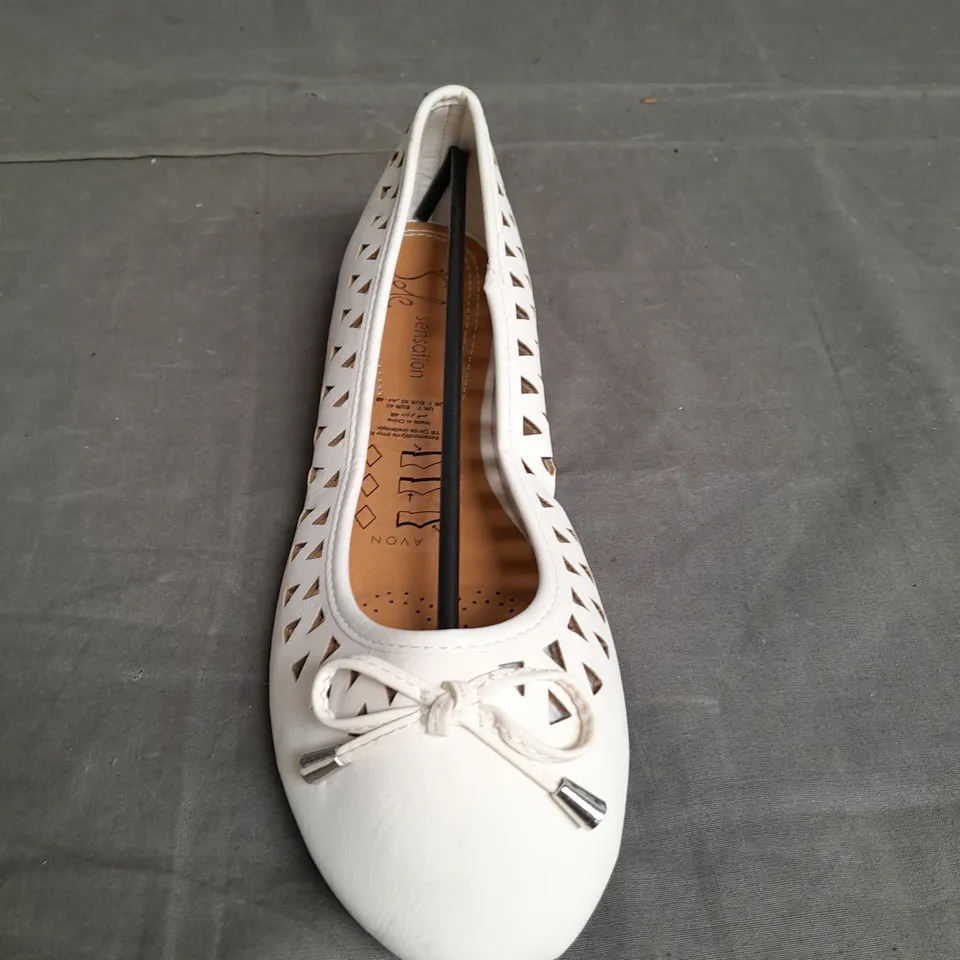 APPROXIMATELY 10 PAIRS OF LADIES SOLE SENSATION CUT OUT DETAIL PUMPS WHITE SIZE 7