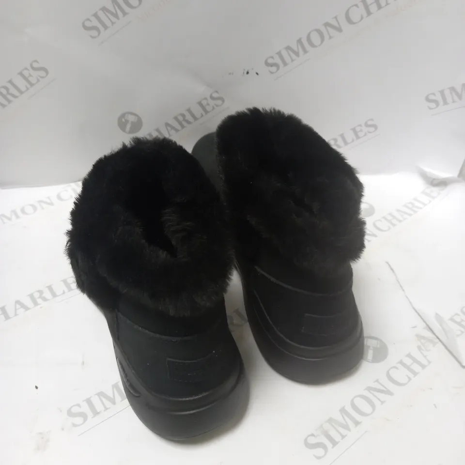 BLACK FURRY CHUGGA BOOTS - SIZE 5