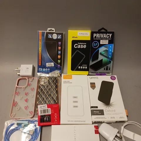 APPROXIMATELY 30 ASSORTED SMARTPHONE/TABLET ACCESSORIES TO INCLUDE PROTECTIVE CASES, CHARGING CABLES, USB PLUGS ETC 
