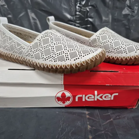 BOXED PAIR OF RIEKER LEATHER PUMPS IN WHITE SIZE 6