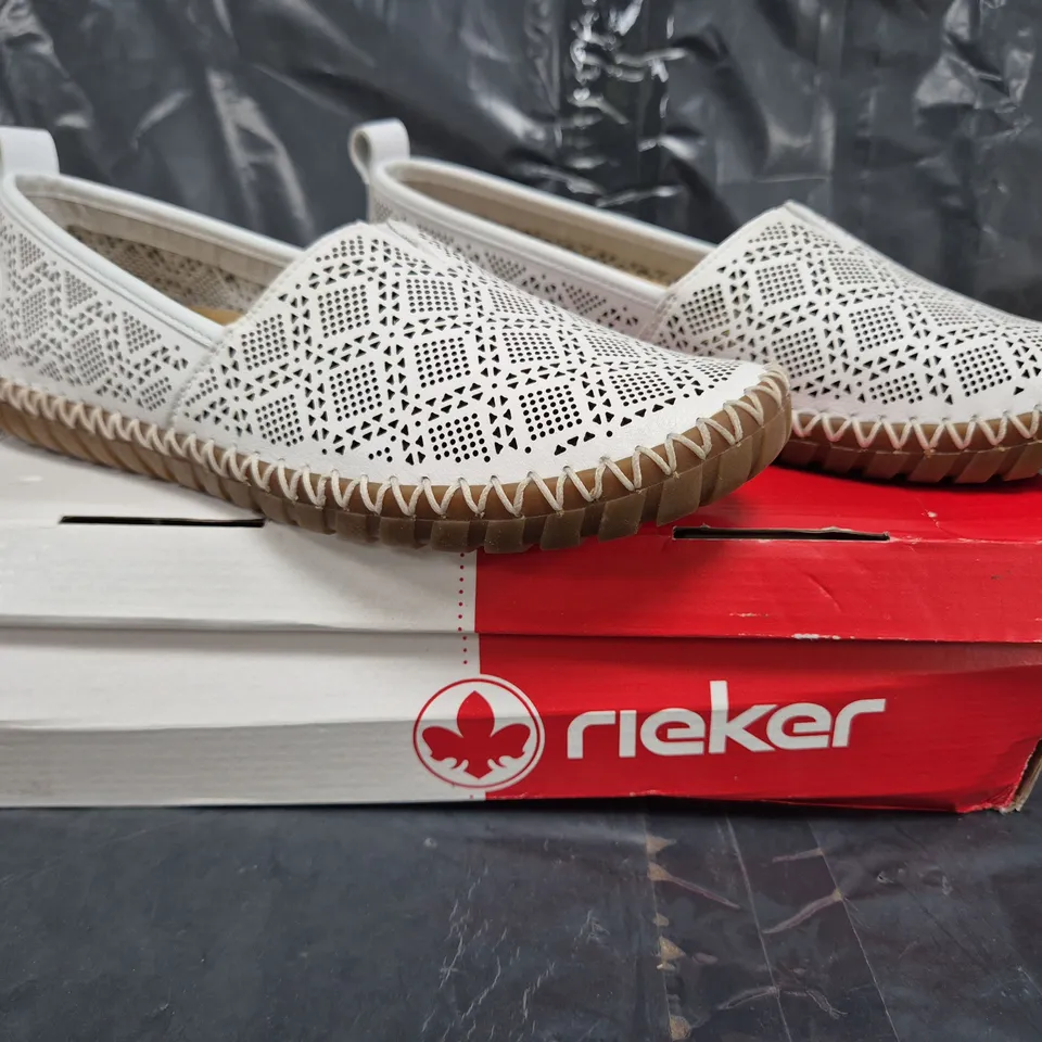 BOXED PAIR OF RIEKER LEATHER PUMPS IN WHITE SIZE 6