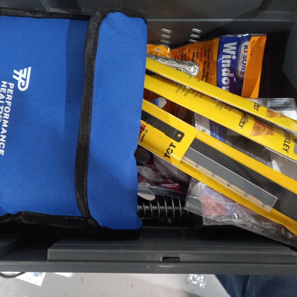 APPROX 15 HOUSEHOLD ITEMS TO INCLUDE DINING KNIVES, SALADMASTER KNIFE, LED LIGHT ROPE