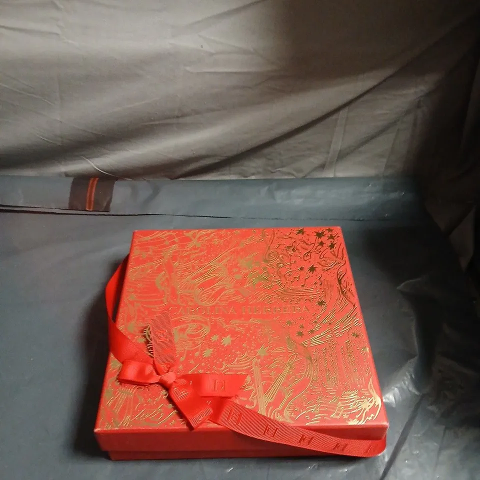 CAROLINA HERRERA GIFT SET – LIPSTICK, FRAGRANCE BOTTLE & SHOE‑SHAPED ACCESSORY IN RED DECORATIVE BOX 