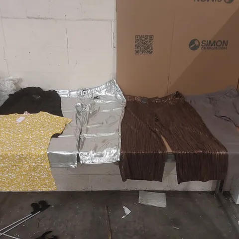 PALLET CONTAINING APPROXIMATELY 800x BRAND NEW ASSORTED DESIGNER CLOTHING ITEMS