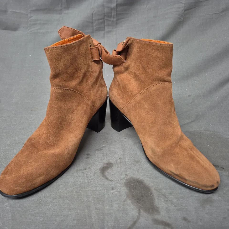 BOXED PAIR OF FAIRFAX & FAVOR BLOCK HEEL SUEDE ANKLE BOOTS IN TAN SIZE 7