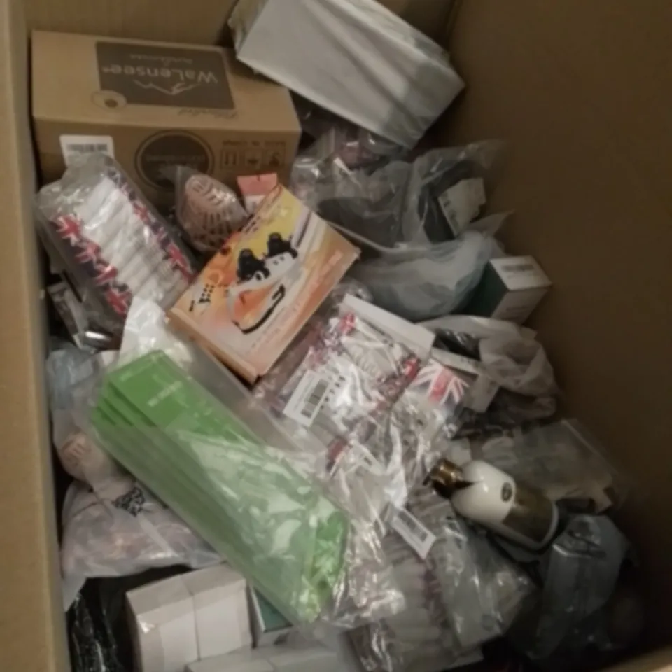 PALLET OF APPROXIMATELY ASSORTED HOUSEHOLD ITEMS TO INCLUDE BLANKETS,  OIL SPRAYERS AND HAND CREAM 