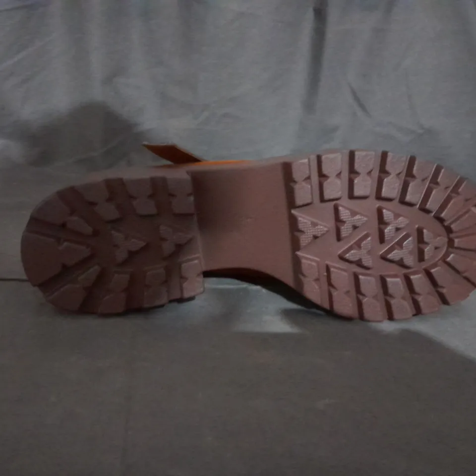 PAIR OF KOI TIRA MARY JANES BASIL FOXY EDITION SIZE 6 