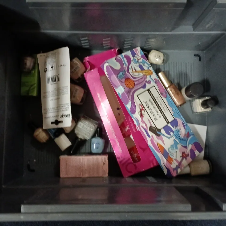APPROXIMATELY 15 BOTTLES OF NAIL VARNISH TO INCLUDE PRO NAILS, DIAMOND GLOSS AND MANICURIST