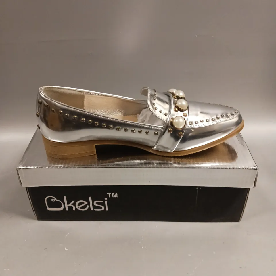 BOXED PAIR OF KELSI SLIP ON LOW HEEL SHOES IN SILVER - 3
