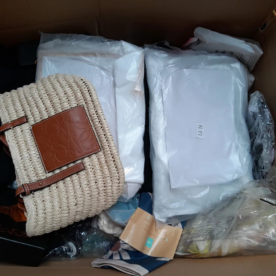 BOX OF APPROXIMATELY 25 ASSORTED CLOTHING ITEMS TO INCLUDE - BAGS, TOPS, DRESSES ETC