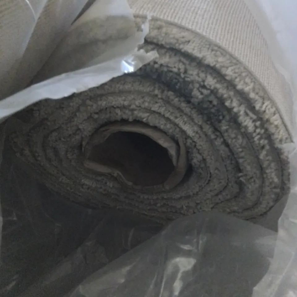 ROLL OF QUALITY ULTIMATE IMPRESSIONS PRECIOUS CARPET // SIZE: APPROXIMATELY 4.4 X 4M 