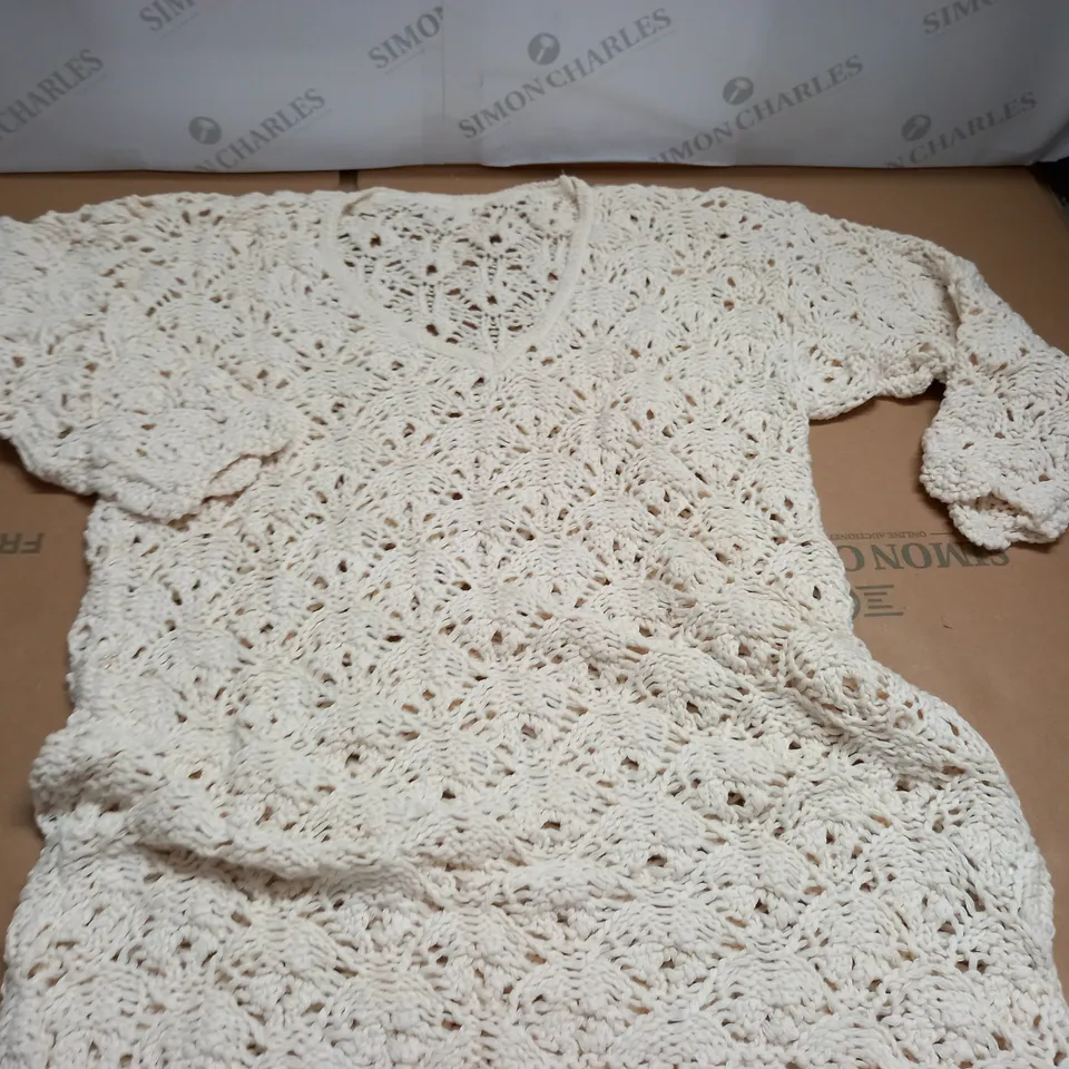 LOT OF 20 CROCHET PULL V-NECK JUMPERS - SIZE UNSPECIFIED