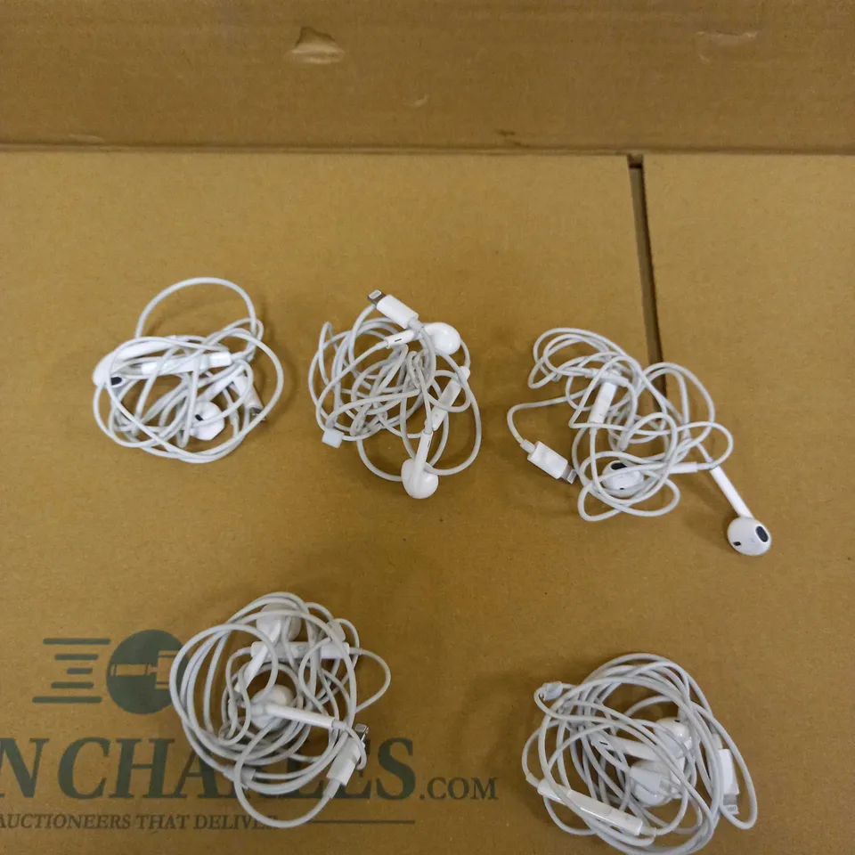 LOT OF APPROXIMATELY 5 APPLE EARPODS - LIGHTNING CONNECTOR