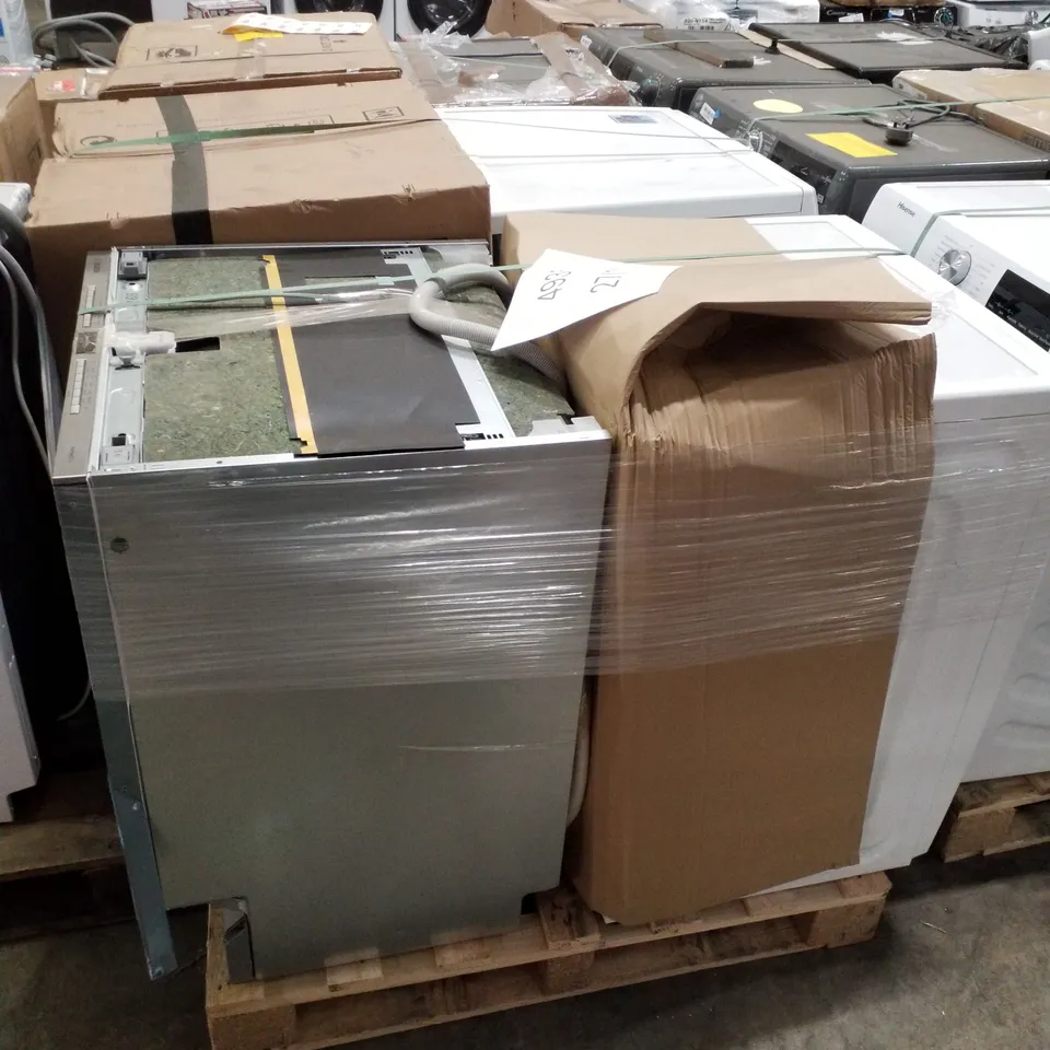 PALLET CONTAINING APPROXIMATELY 6 RAW ELECTRICAL ITEMS TO INCLUDE: