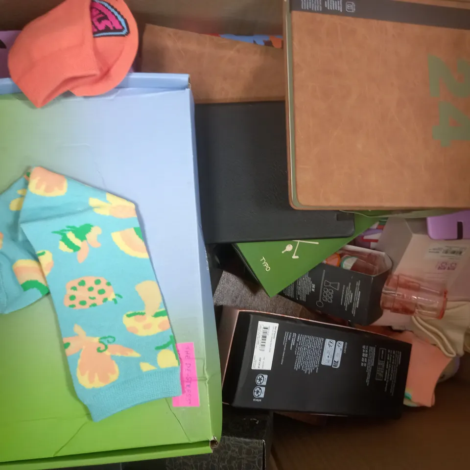 BOX OF APPROXIMATELY 40 ASSORTED HOUSEHOLD ITEMS TO INCLUDE NOVELTY EGG CUPS, SOCKS, JOURNAL, ETC