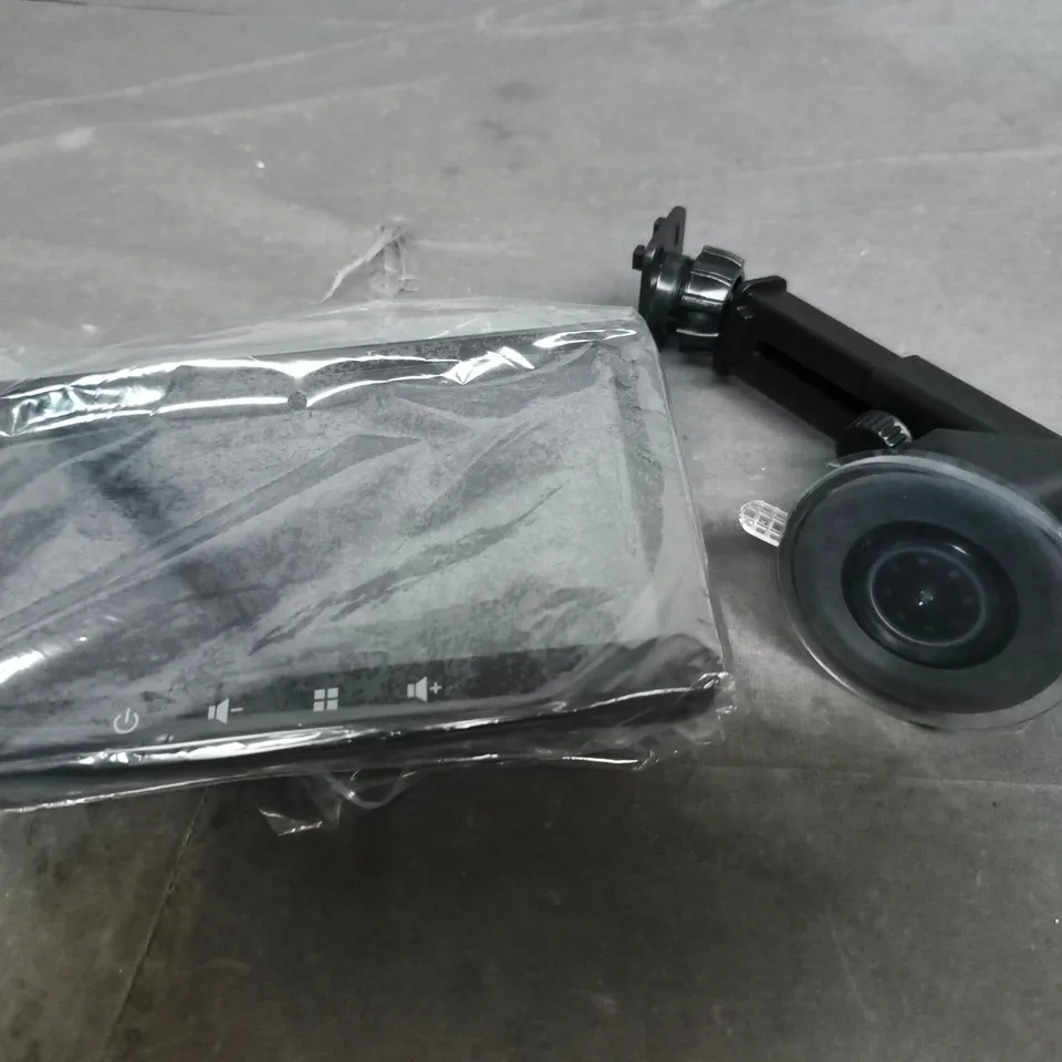 PORTABLE CAR PLAYER WITH 7-INCH HD DISPLAY 