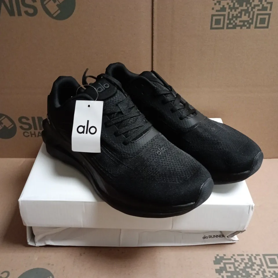 BOXED PAIR OF ALO RUNNER TRAINERS IN BLACK - 9.5