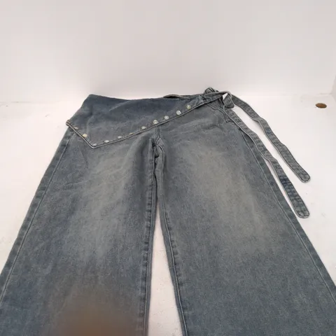 EDIKTED DENIM JEANS – LIGHT BLUE, SIZE M