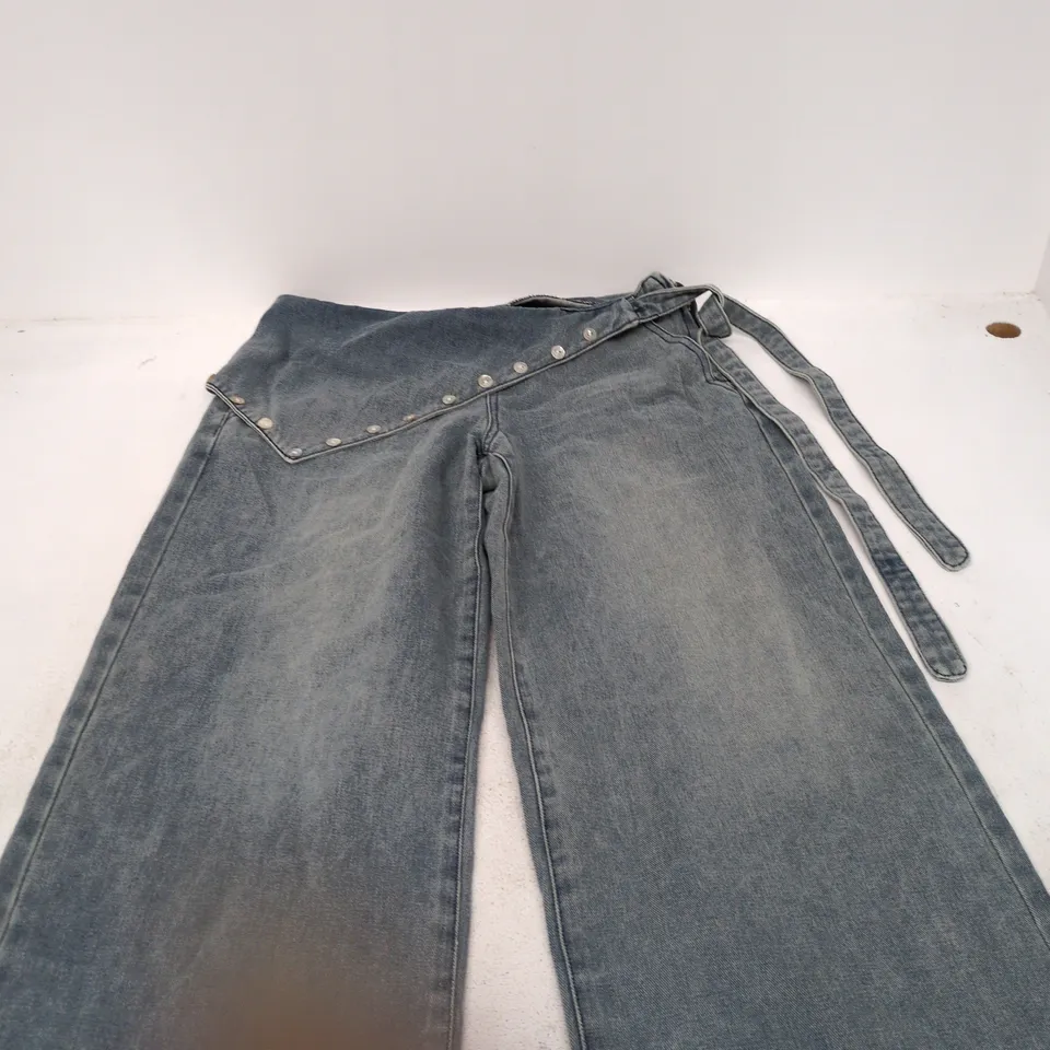EDIKTED DENIM JEANS – LIGHT BLUE, SIZE M