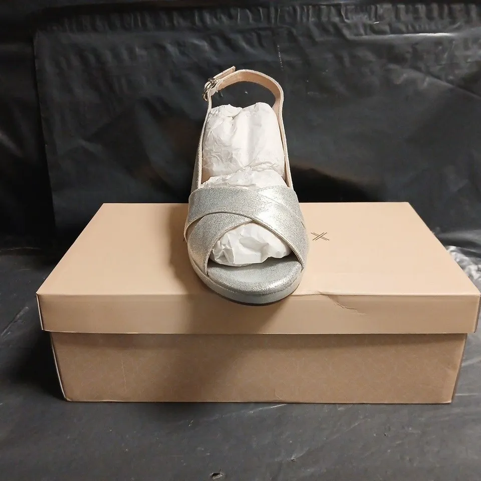 BOXED PAIR OF PARADOX PEEP TOE BLOCK HEEL SANDALS IN SILVER SIZE EU 39