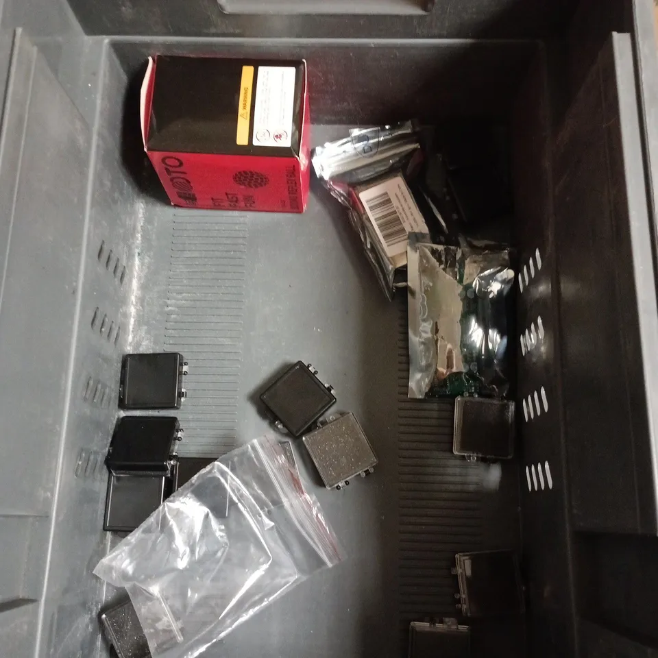 APPROXIMATELY 10 ASSORTED HOUSEHOLD ITEMS TO INCLUDE LIGHTING KITS, DC-DC CONVERTER, UNKNOWN CPU PROCESSERS