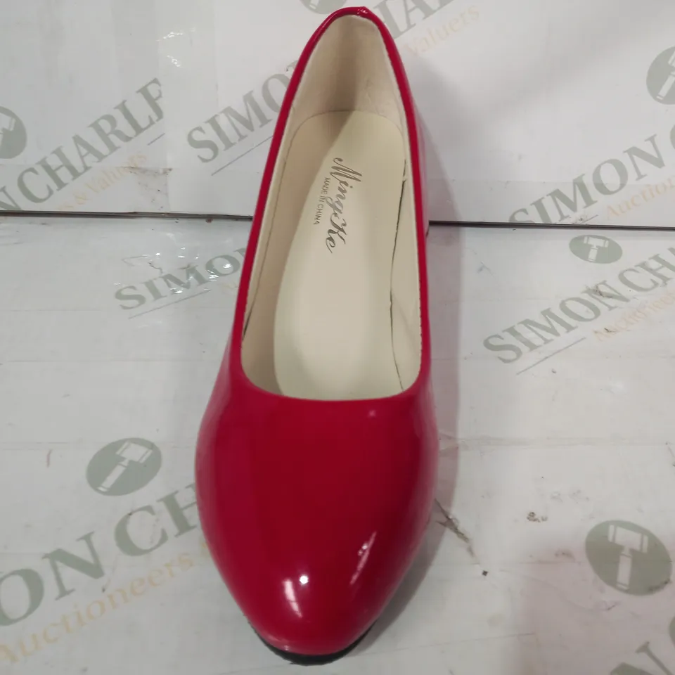 PAIR OF MINGKE LOW HEEL CLOSED TOE SHOES IN RED CHINESE SIZE 230