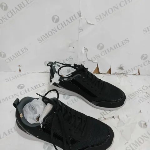BOXED VIONIC AGILE CASSIS ZIP TRAINER IN BLACK - SIZE 5
