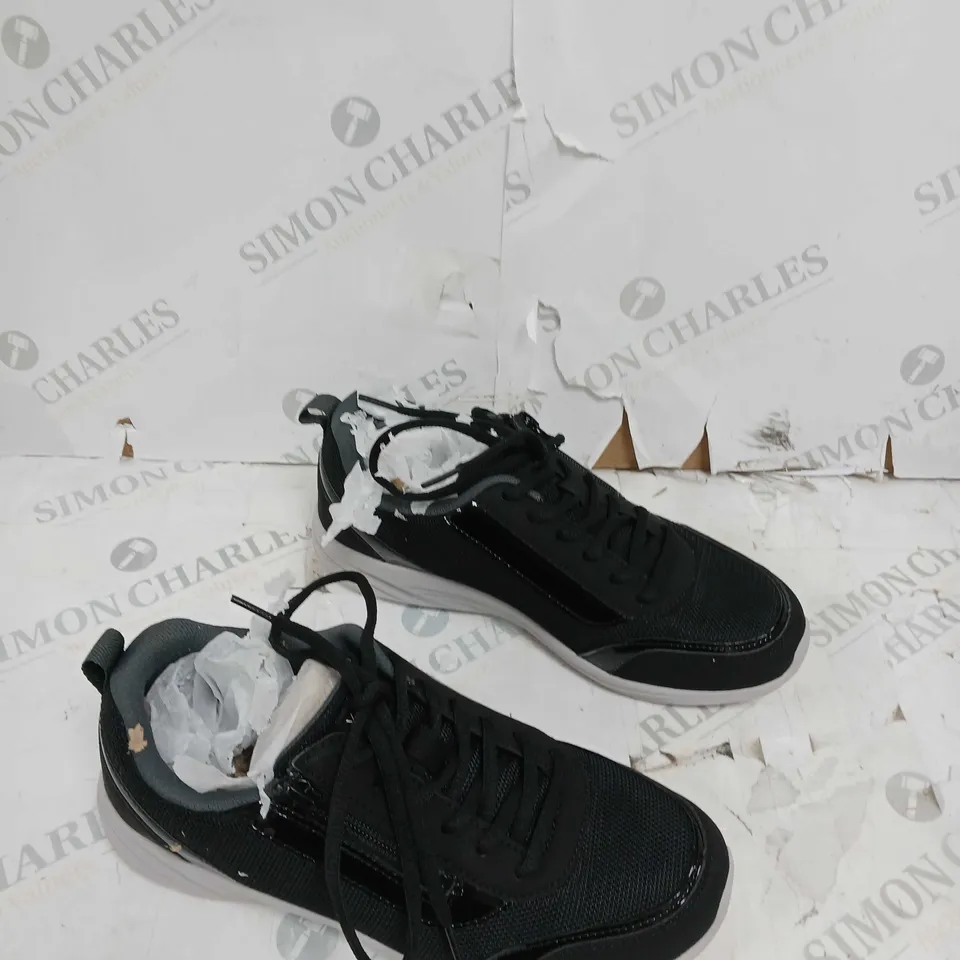 BOXED VIONIC AGILE CASSIS ZIP TRAINER IN BLACK - SIZE 5