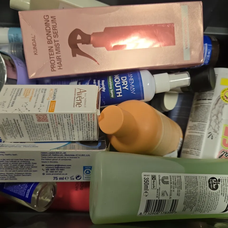 APPROXIMATELY 15 ASSORTED HEALTH & BEAUTY ITEMS TO INCLUDE - LA ROCHE EFFACLAR , CHILDS FARM HAIR & BODY WASH ETC