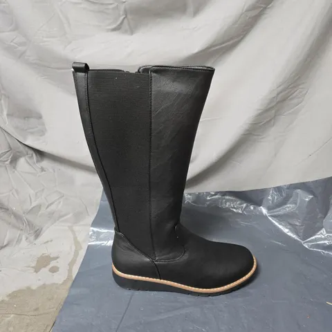 SHOES BY EMMA BLACK KNEE-HIGH CHELSEA-STYLE PULL-ON BOOTS WITH ELASTIC SIDE PANELS SIZE 8. UNBOXED