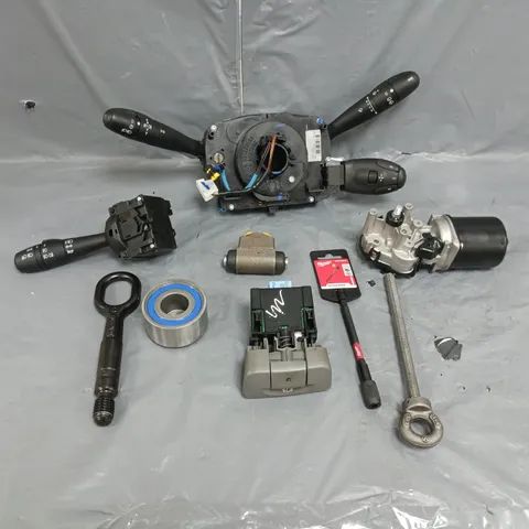APPROXIMATELY FIVE ASSORTED CAR PARTS TO INCLUDE; PEOGEOT 207 SQUIB WITH THE STALKS, WINDOW REGULATOR MOTOR AND TOW IRONS