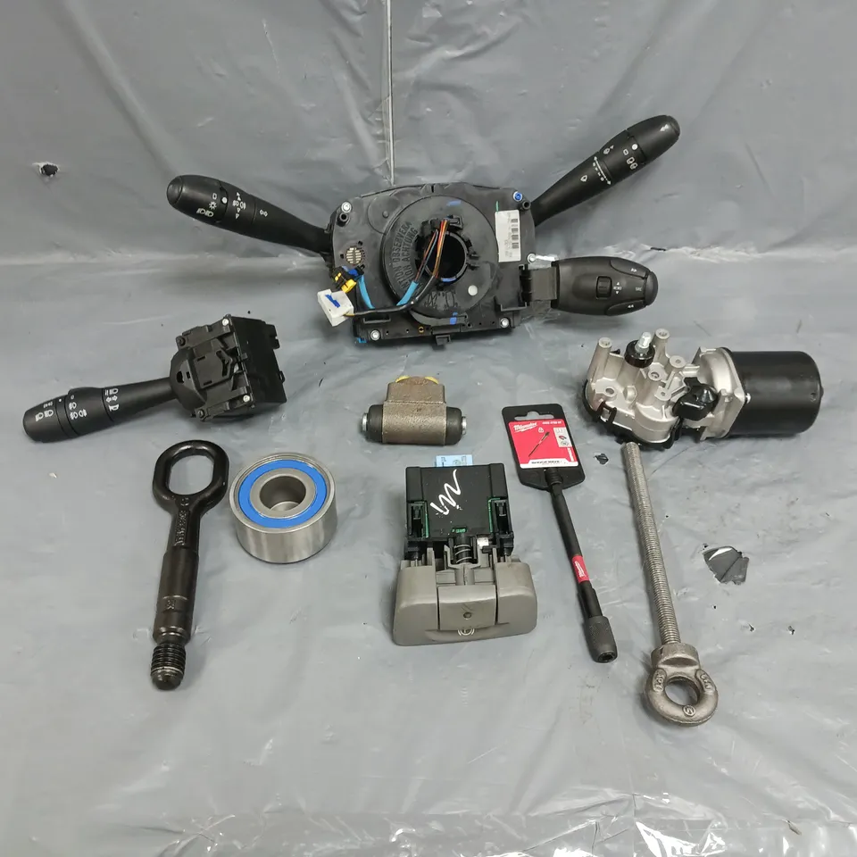 APPROXIMATELY FIVE ASSORTED CAR PARTS  TO INCLUDE; PEOGEOT 207 SQUIB WITH THE STALKS, WINDOW REGULATOR MOTOR AND TOW IRONS