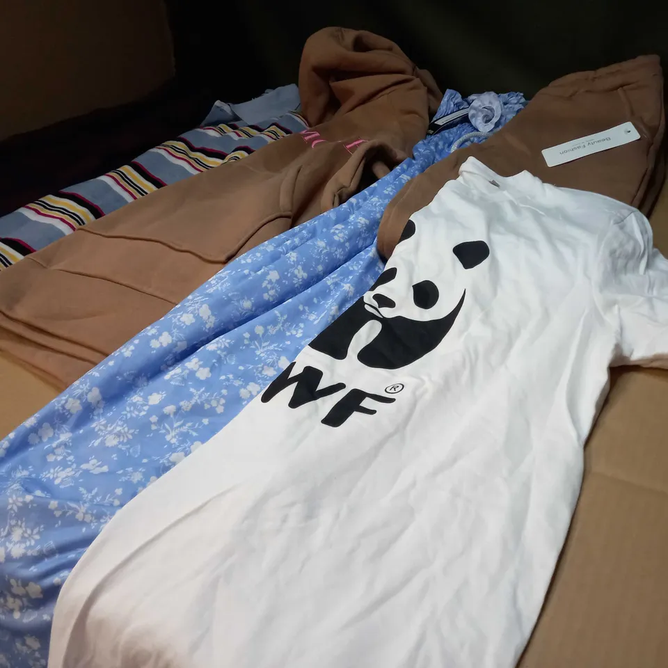 LOT OF APPROX 25 ASSORTED CLOTHING ITEMS VARYING IN SIZE/COLOUR/STYLE TO INCLUDE: TROUSERS, TOPS, DRESSES