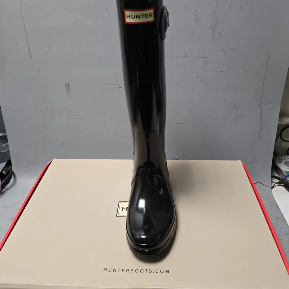 BOXED PAIR OF HUNTER WELLINGTON BOOTS IN BLACK - 7