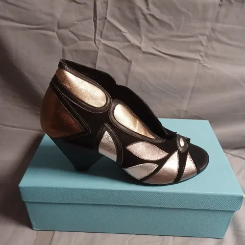 BOXED PAIR OF DJANGO AND JULIETTE WOMEN'S METALLIC LEATHER PEEP-TOE SANDALS – SIZE 39